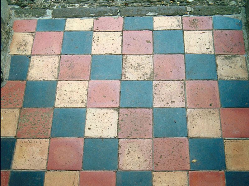 Three-coloured tile pattern
